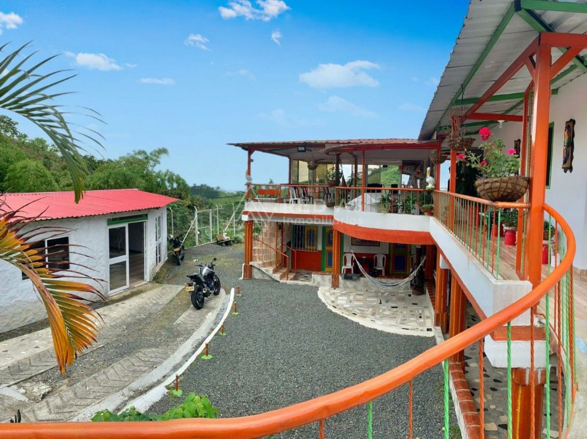 Finca en venta Risaralda Pereira Hernando Velez 585 m2 Habitaciones 7 Baños 8 Garajes 7 Precio $1200000000