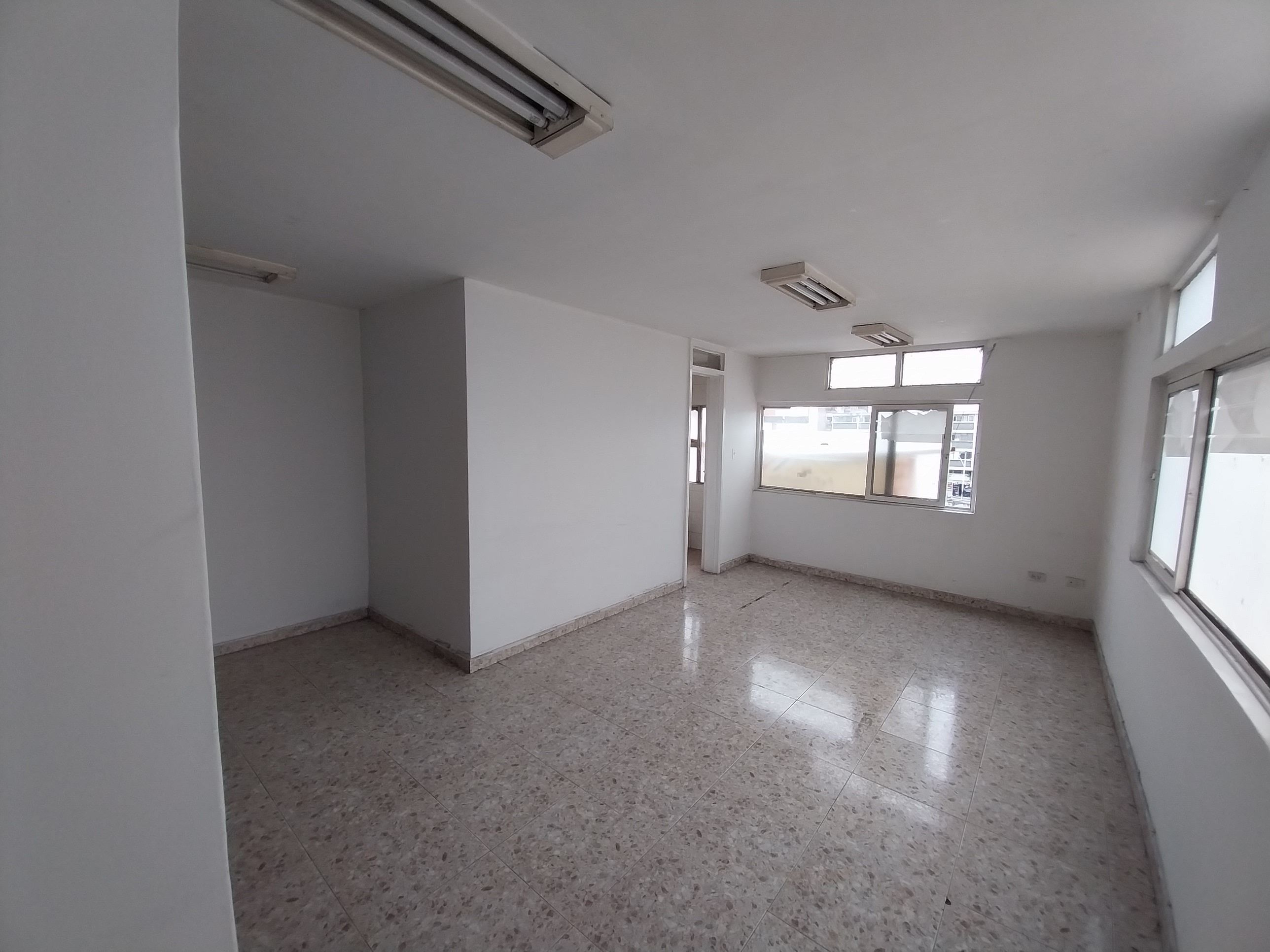 Oficina en arriendo o venta Caldas Manizales El Centro 616 m2 Habitaciones 0 Baños 25 Garajes 1 Precio venta $2300000000 Precio arriendo $400000