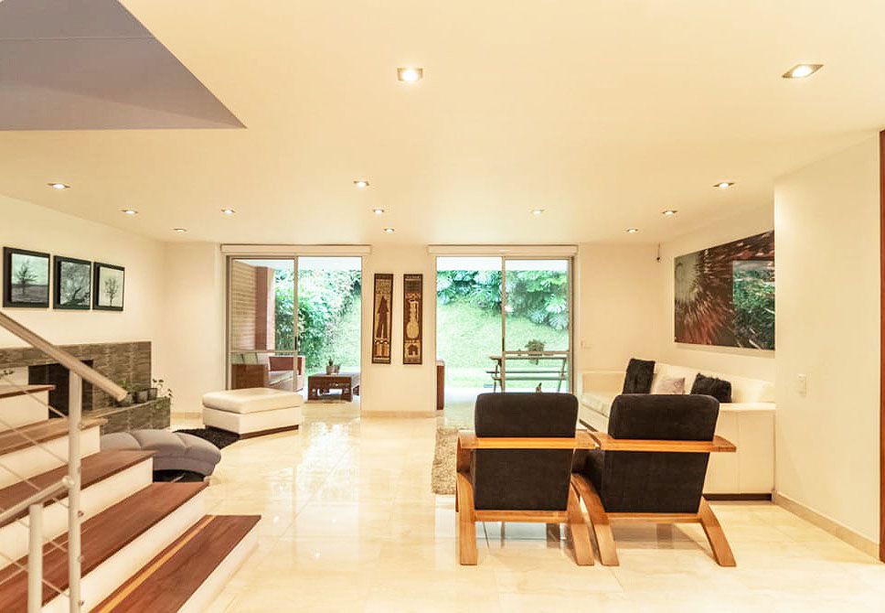 Casa en arriendo o venta Antioquia Envigado Zúñiga 315 m2 Habitaciones 3 Baños 8 Garajes 5 Precio venta $1990000000 Precio arriendo $14500000