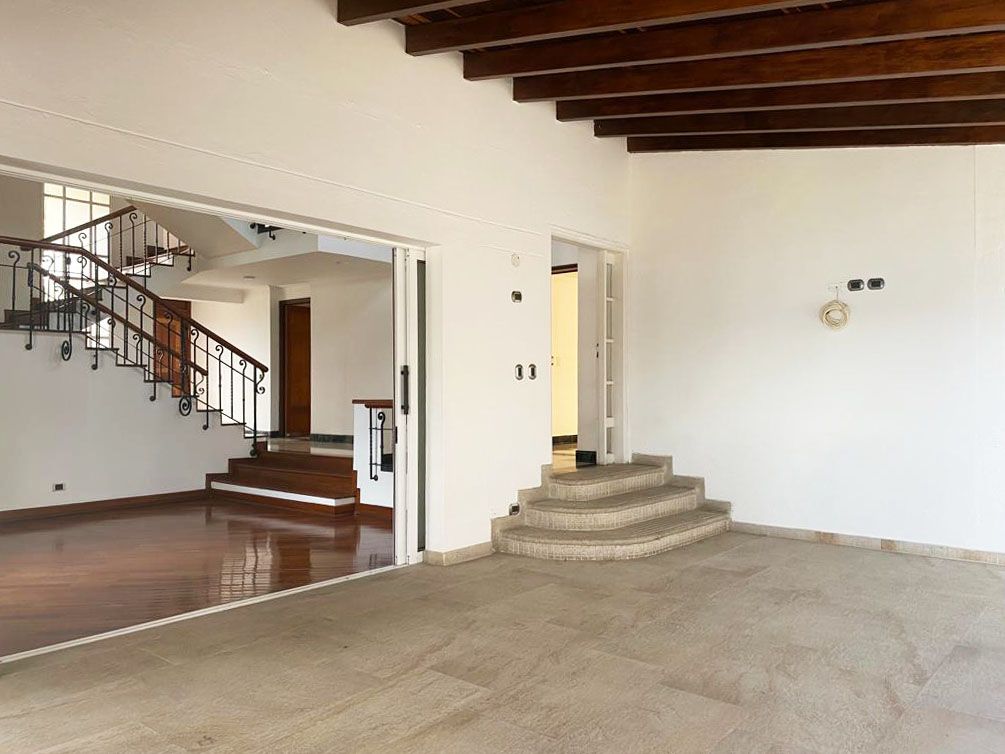 Casa en arriendo o venta Antioquia Medellín El Tesoro 370 m2 Habitaciones 4 Baños 13 Garajes 3 Precio venta $2700000000 Precio arriendo $13200000