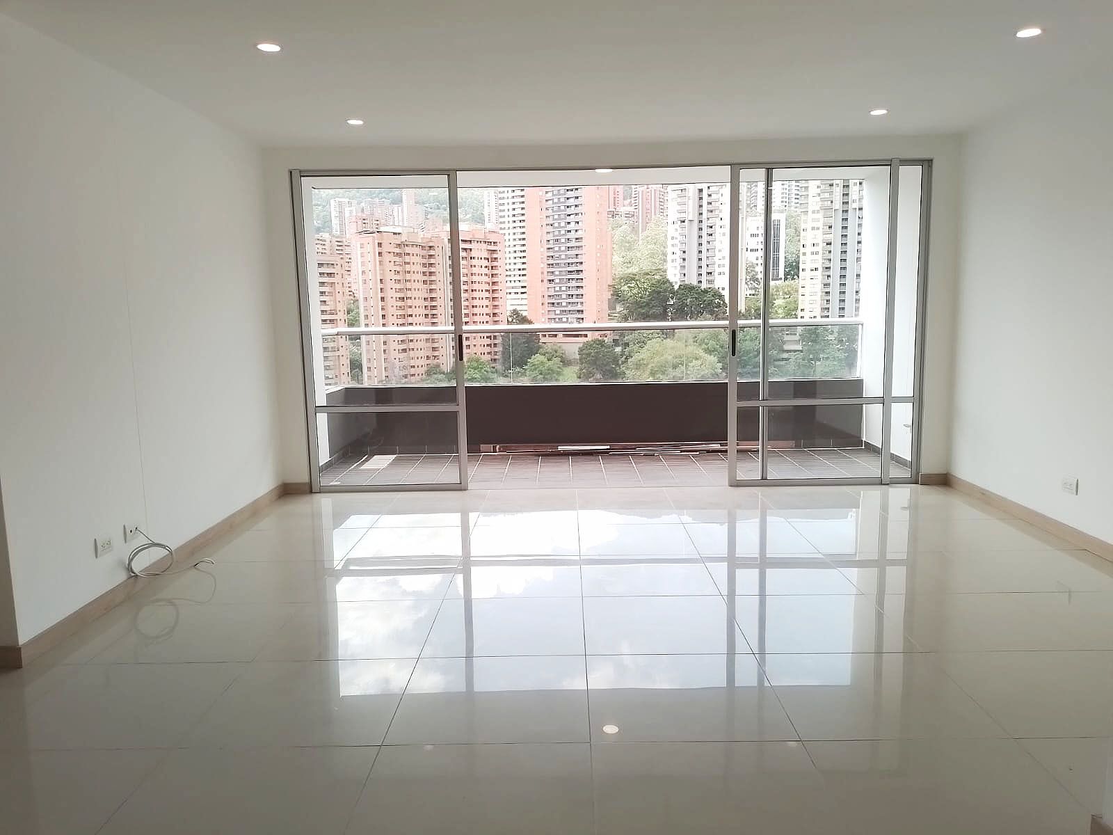 Apartamento en arriendo Antioquia Medellín Los Naranjos 120 m2 Habitaciones 3 Baños 4 Garajes 2 Precio $7700000