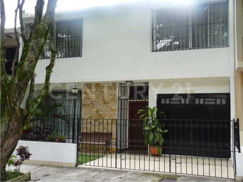 Casa en venta Valle Del Cauca Cali Santa Rita 210 m2 Habitaciones 3 Baños 3 Garajes 1 Precio $780000000