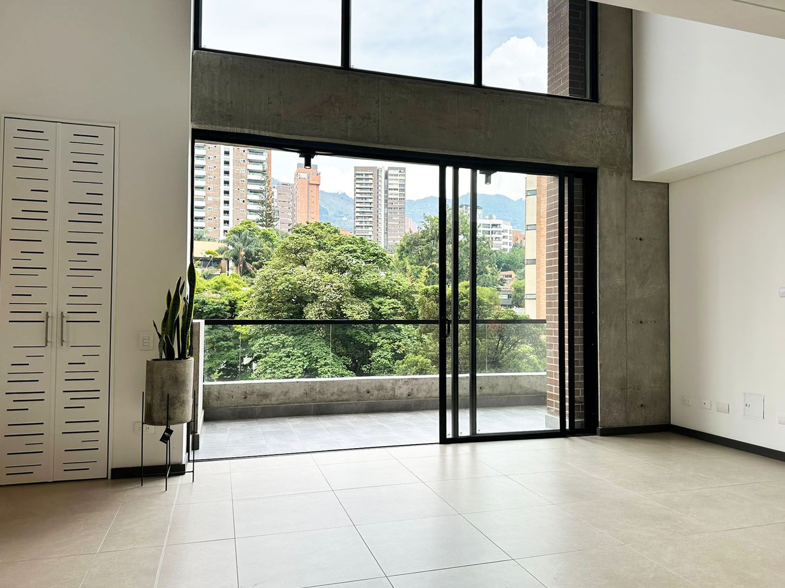 Apartamento en arriendo o venta Antioquia Medellín Alejandria 160 m2 Habitaciones 3 Baños 6 Garajes 3 Precio venta $1800000000 Precio arriendo $10300000