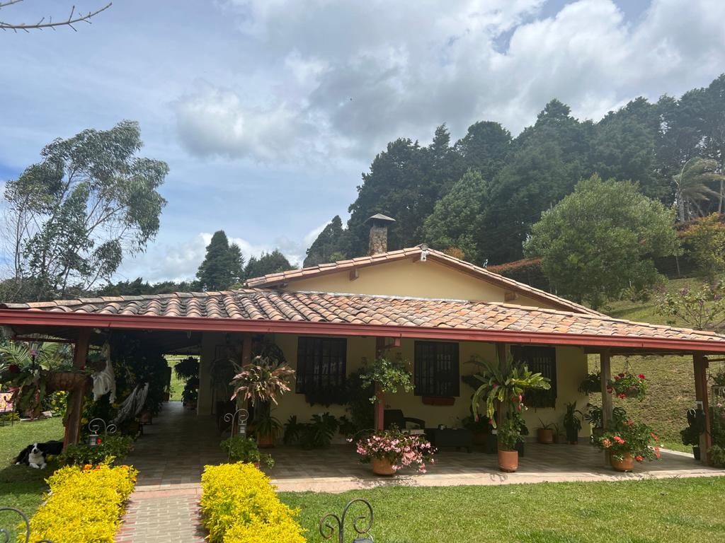 Finca en venta Antioquia Guarne Guarne 240 m2 Habitaciones 3 Baños 2 Garajes 2 Precio $1300000000