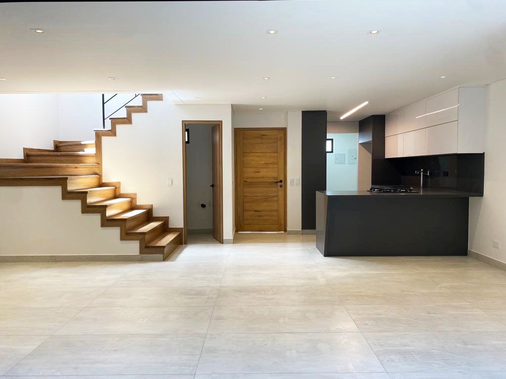 Casa en arriendo o venta Antioquia Rionegro San Antonio 204 m2 Habitaciones 4 Baños 8 Garajes 3 Precio venta $995000000 Precio arriendo $6200000