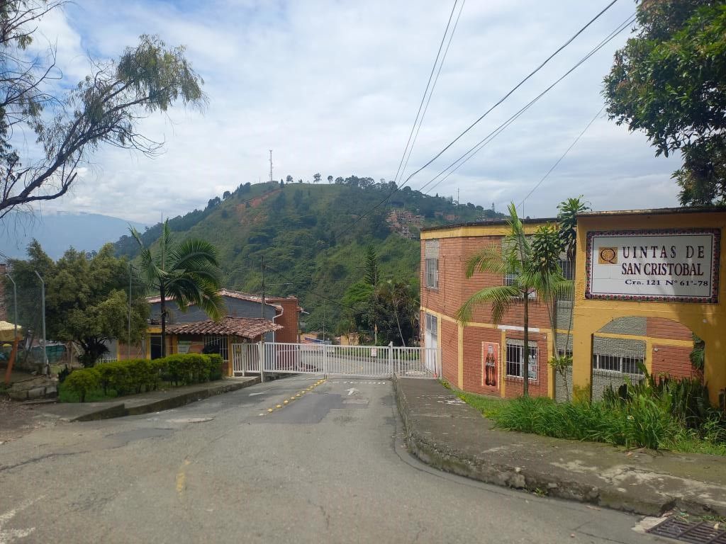 Local en arriendo Antioquia Medellín San Cristobal 130 m2 Habitaciones 0 Baños 2 Garajes 2 Precio $2300000