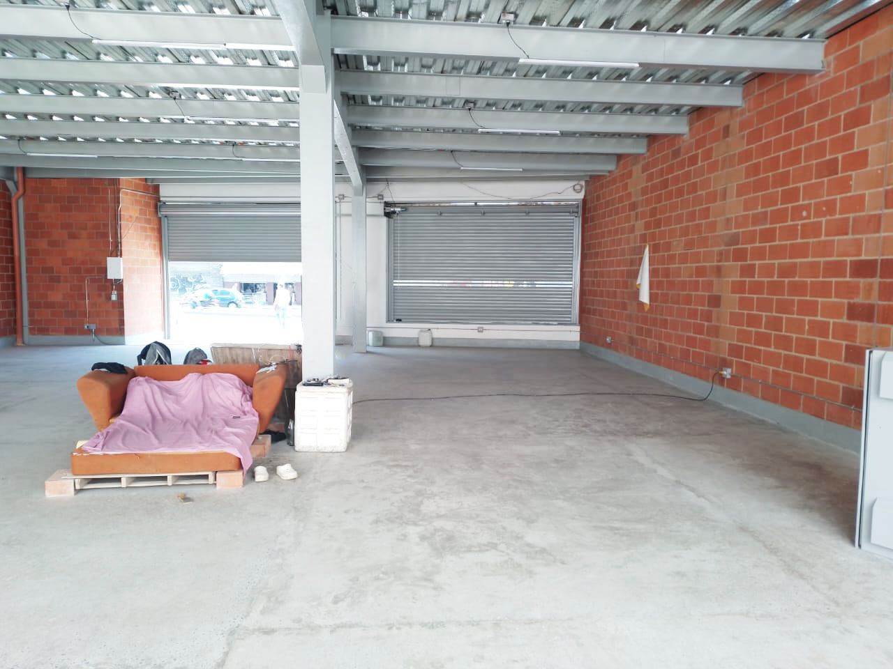 Local en arriendo o venta Antioquia Medellín La America 320 m2 Habitaciones 0 Baños 0 Garajes 1 Precio venta $4550000000 Precio arriendo $21000000