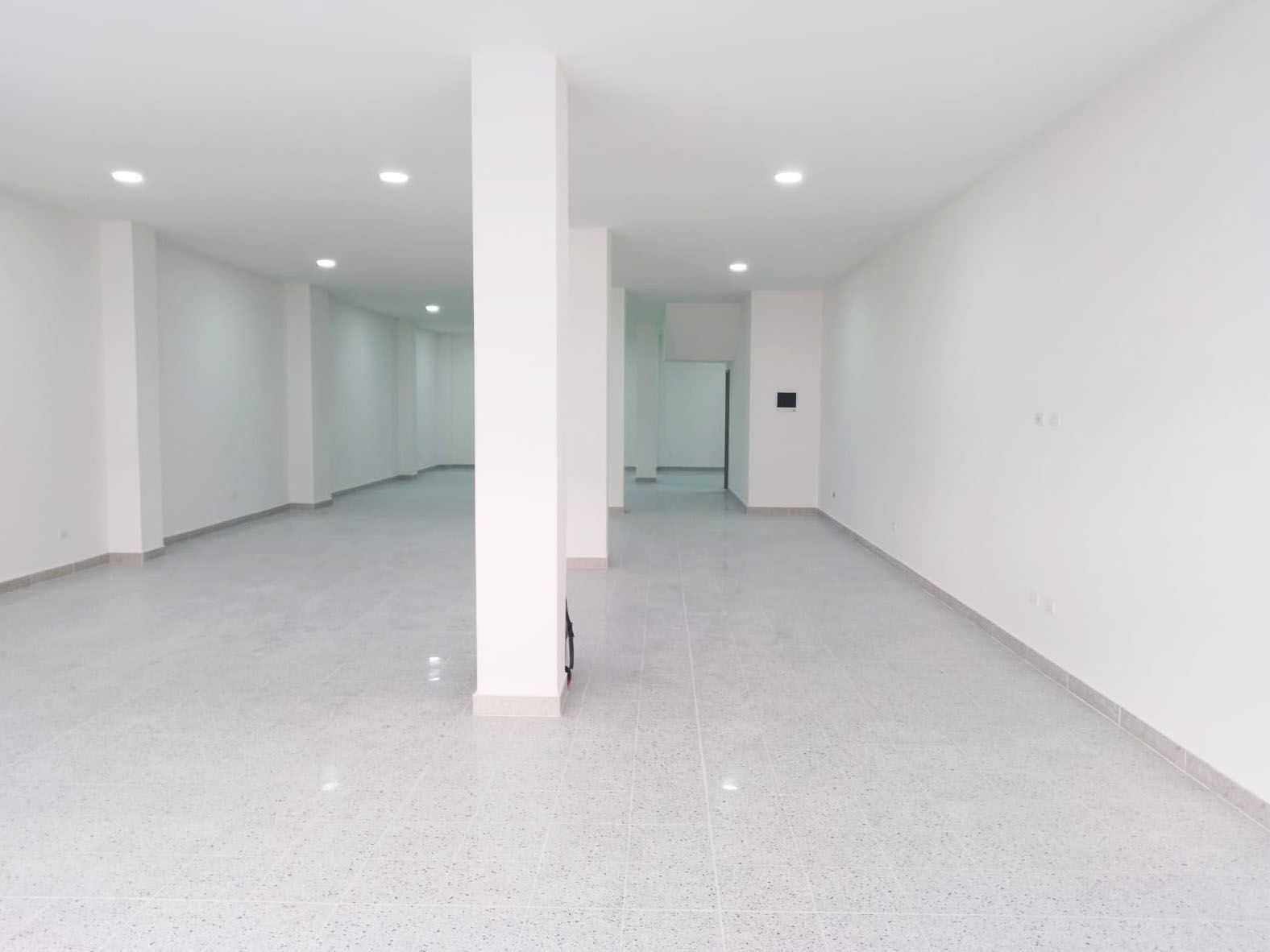 Local en arriendo o venta Antioquia Itagüí La Gloria 200 m2 Habitaciones 0 Baños 0 Garajes 1 Precio venta $1450000000 Precio arriendo $8800000