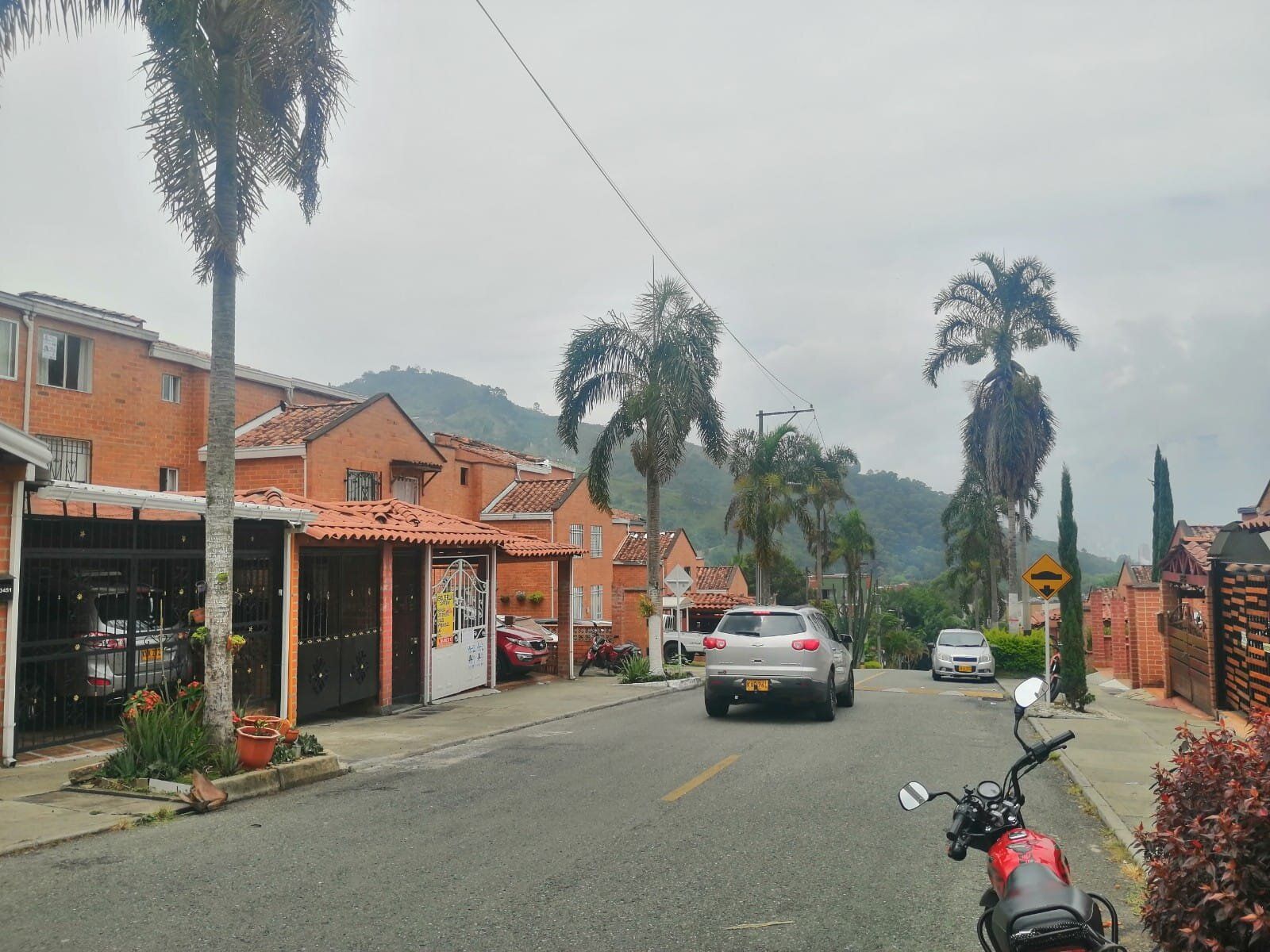 Casa en venta Antioquia Itagüí Ditaires 102 m2 Habitaciones 4 Baños 4 Garajes 3 Precio $640000000