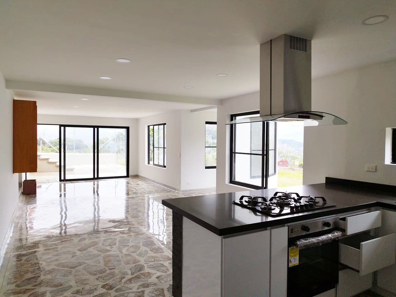 Oficina en arriendo Antioquia Envigado Zona Centro 300 m2 Habitaciones 0 Baños 6 Garajes 12 Precio $13000000