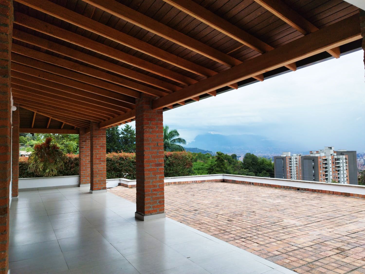 Oficina en arriendo Antioquia Envigado Zona Centro 300 m2 Habitaciones 0 Baños 4 Garajes 14 Precio $12000000