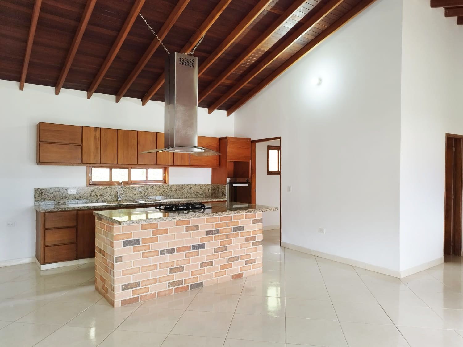 Oficina en arriendo Antioquia Envigado Zona Centro 300 m2 Habitaciones 0 Baños 2 Garajes 12 Precio $9000000