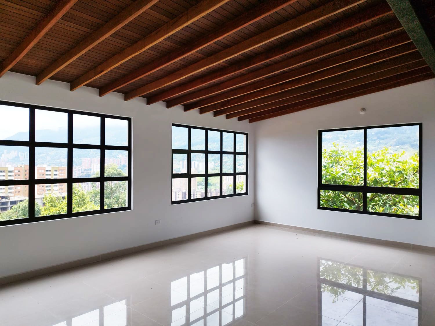 Oficina en arriendo Antioquia Envigado La Mina 240 m2 Habitaciones 0 Baños 6 Garajes 3 Precio $6700000