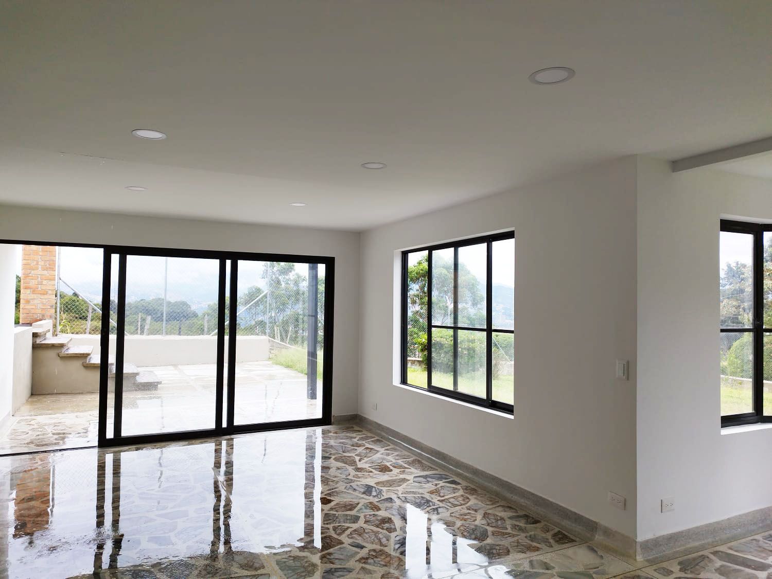 Casa en arriendo Antioquia Envigado Zona Centro 300 m2 Habitaciones 4 Baños 4 Garajes 12 Precio $12200000