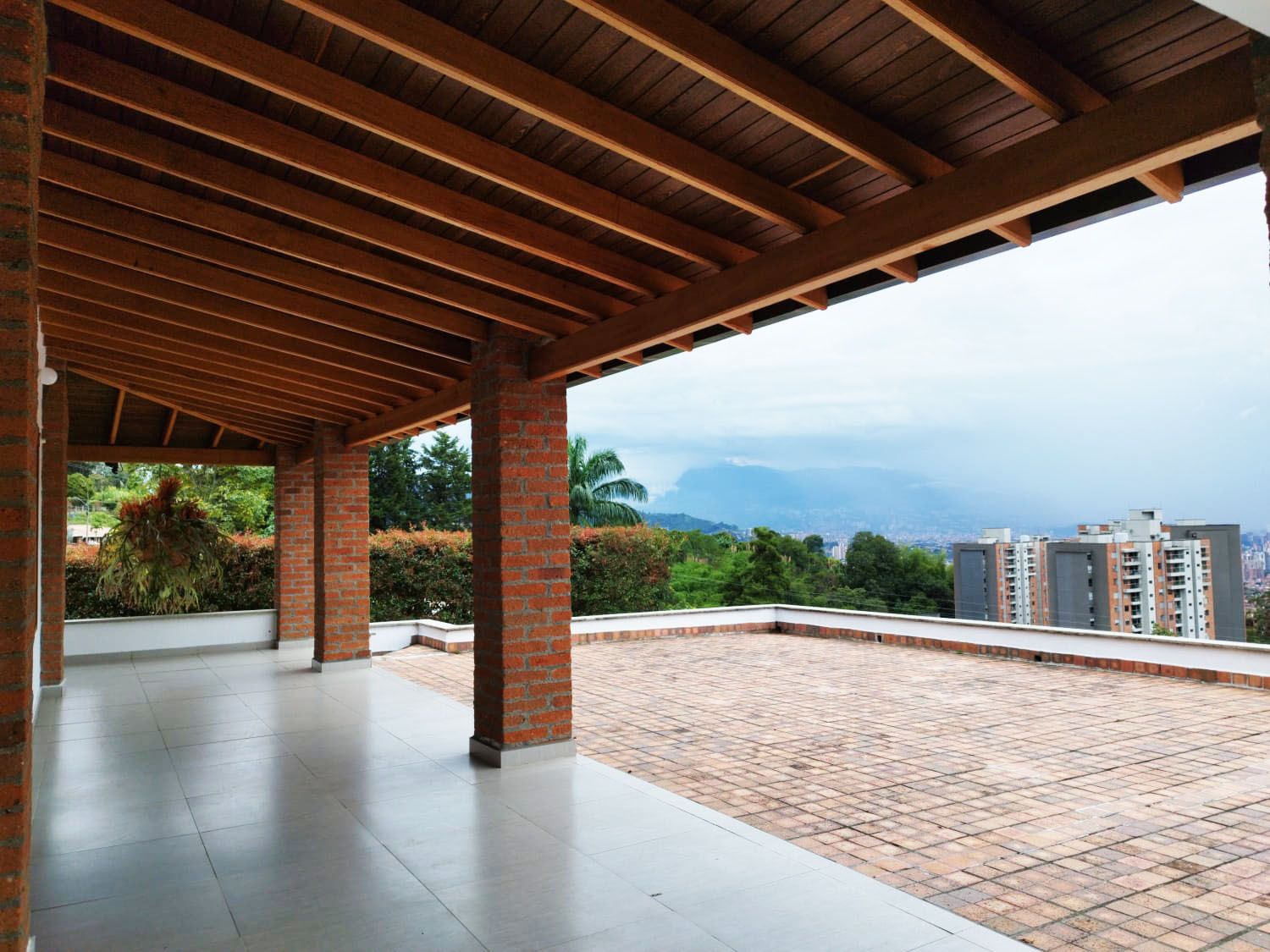 Casa en arriendo Antioquia Envigado Zona Centro 300 m2 Habitaciones 3 Baños 4 Garajes 14 Precio $11000000