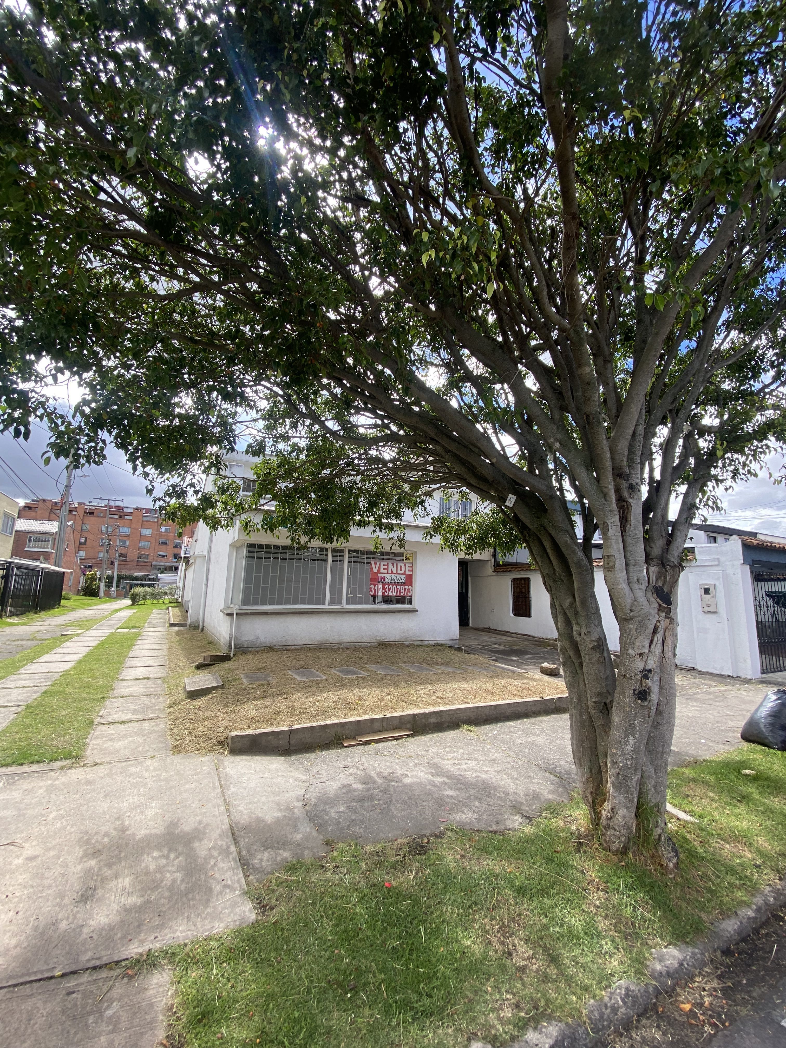 Casa en venta Cundinamarca Bogotá Estoril 310 m2 Habitaciones 3 Baños 8 Garajes 3 Precio $1200000000