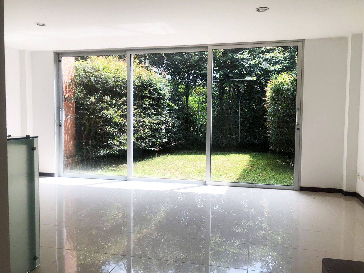 Casa en arriendo Antioquia Envigado Atravesado 224 m2 Habitaciones 3 Baños 6 Garajes 3 Precio $7700000