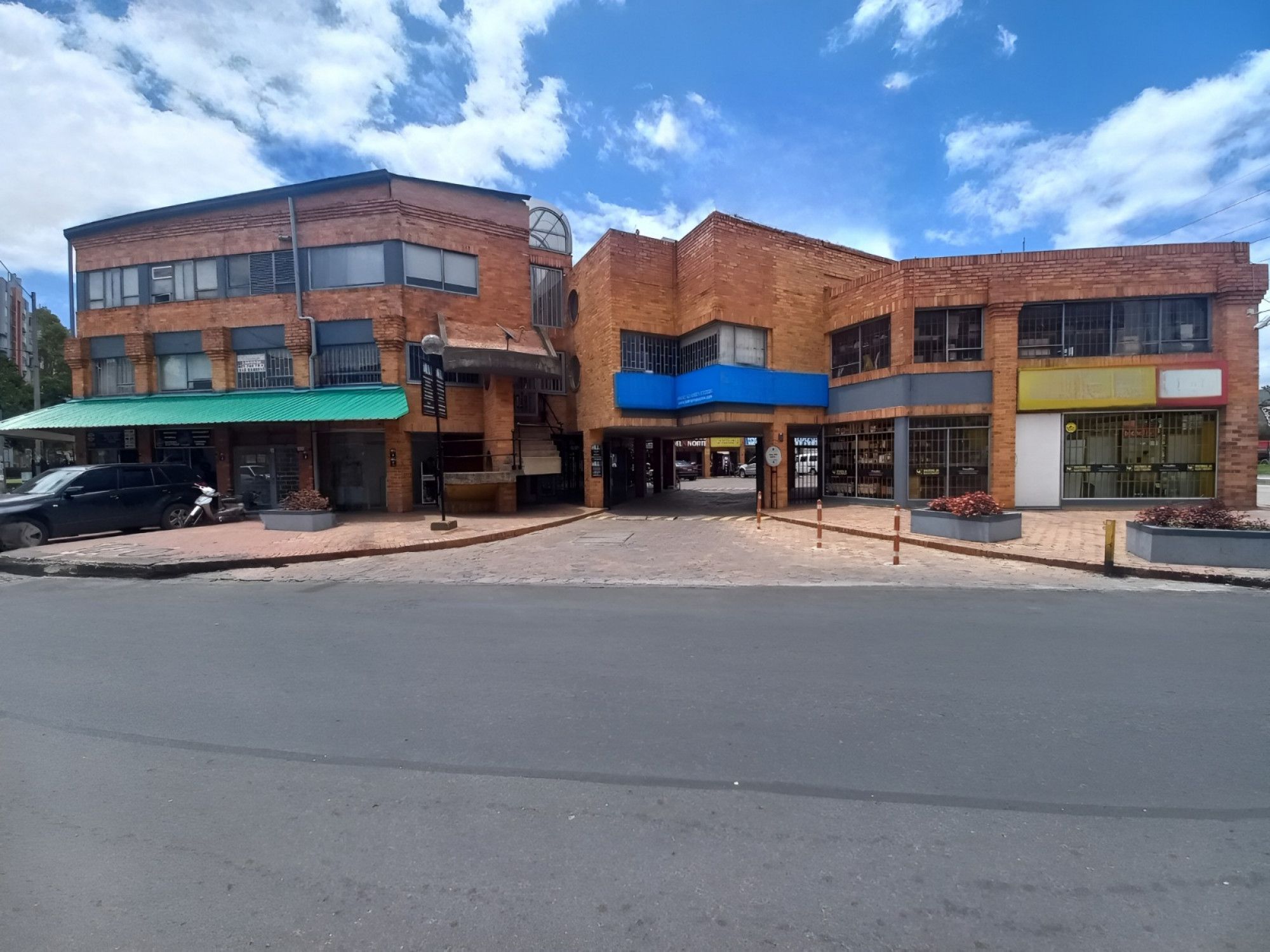 Inmuebles en Remate Local en venta Cundinamarca Bogotá Granada Norte 50 m2 Habitaciones 0 Baños 2 Garajes 0 Precio $319000000