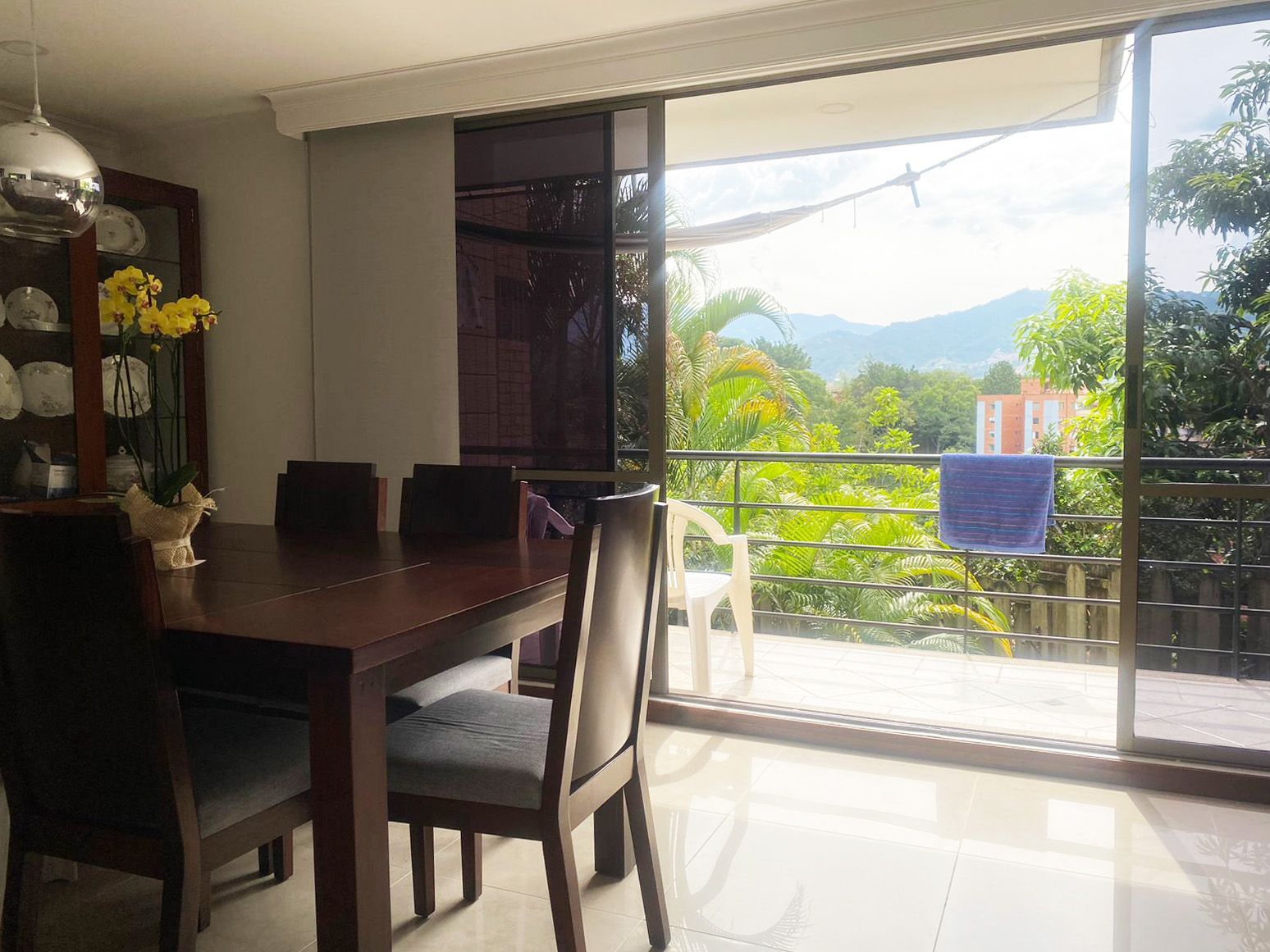 Casa en venta Antioquia Envigado Zona Centro 239 m2 Habitaciones 3 Baños 8 Garajes 5 Precio $1840000000