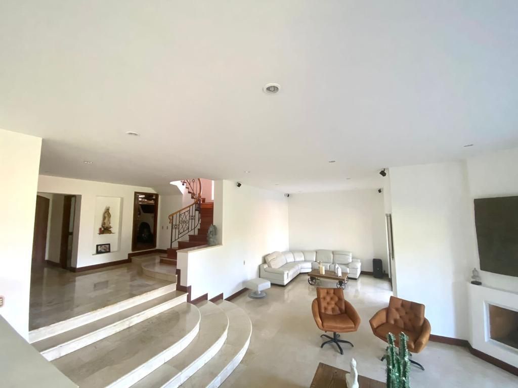 Casa en arriendo o venta Antioquia Medellín El Castillo 372 m2 Habitaciones 4 Baños 8 Garajes 5 Precio venta $2400000000 Precio arriendo $19000000