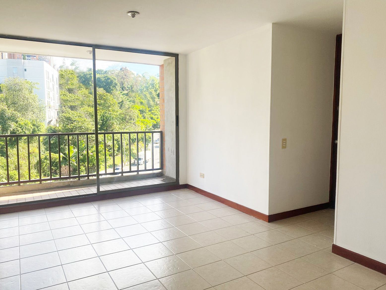 Apartamento en arriendo Antioquia Envigado Zona Centro 86 m2 Habitaciones 3 Baños 2 Garajes 2 Precio $3200000