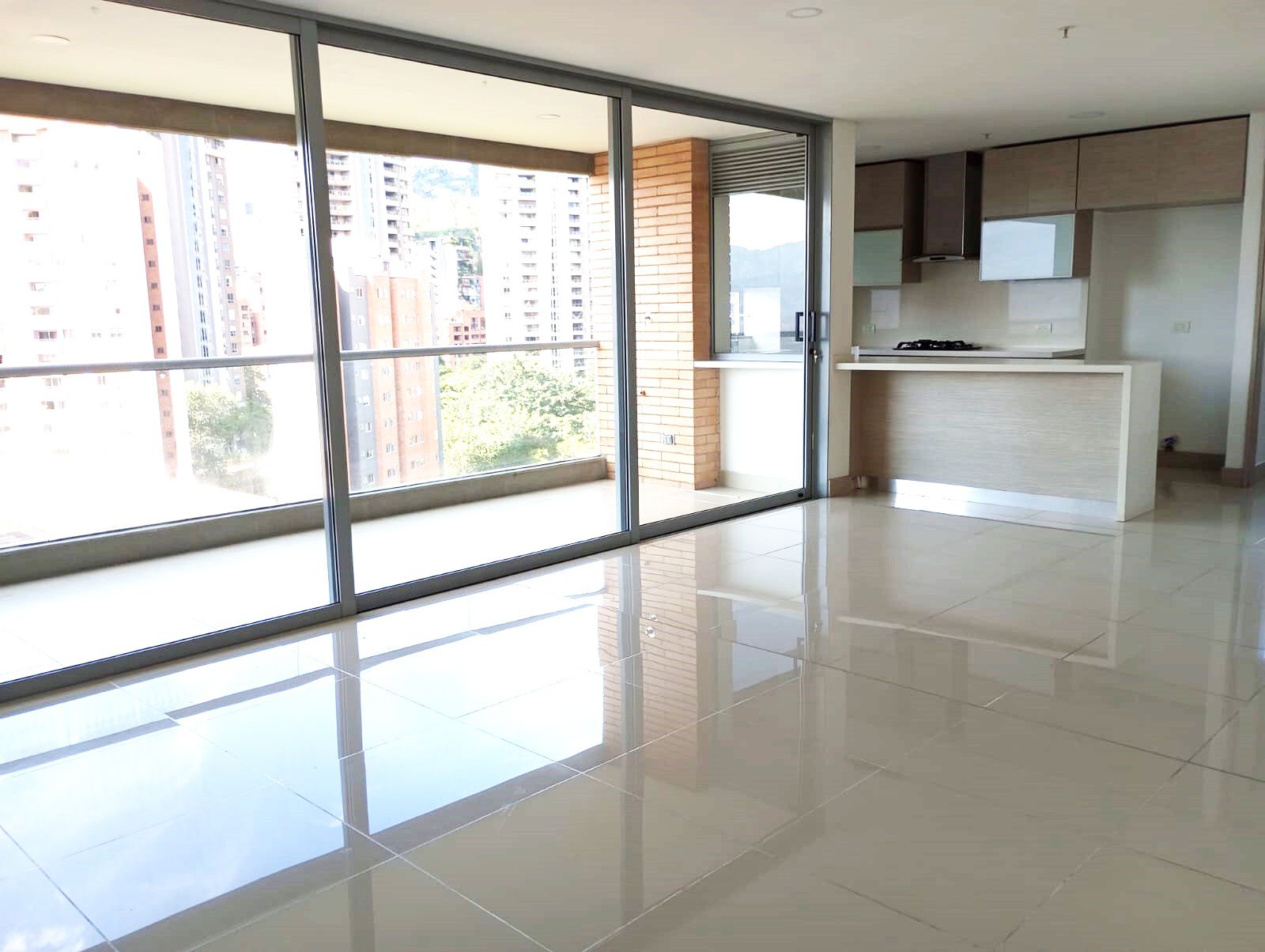 Apartamento en arriendo Antioquia Medellín Enciso 152 m2 Habitaciones 3 Baños 6 Garajes 3 Precio $7200000