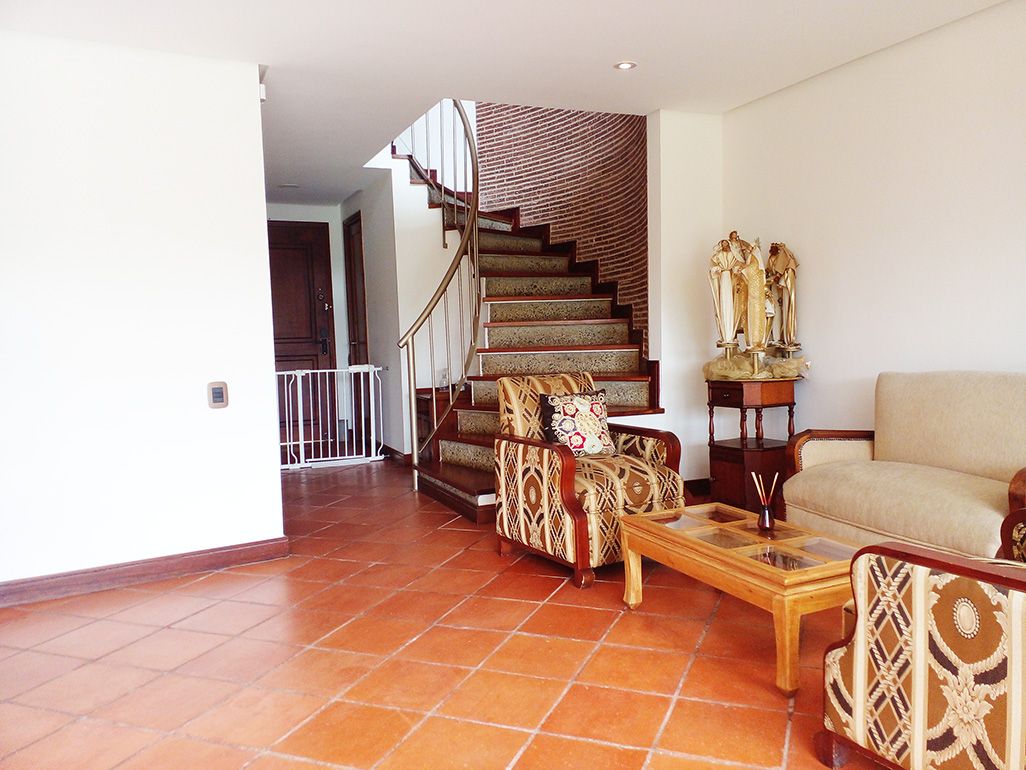 Casa en arriendo o venta Antioquia Envigado Zona Centro 147 m2 Habitaciones 3 Baños 4 Garajes 3 Precio venta $1100000000 Precio arriendo $7800000