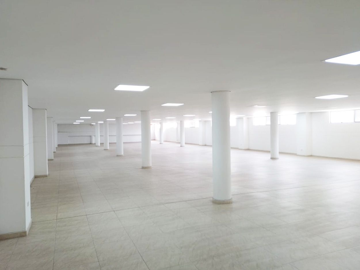 Oficina en arriendo Antioquia Itagüí Centro 2400 m2 Habitaciones 0 Baños 15 Garajes 14 Precio $36000000
