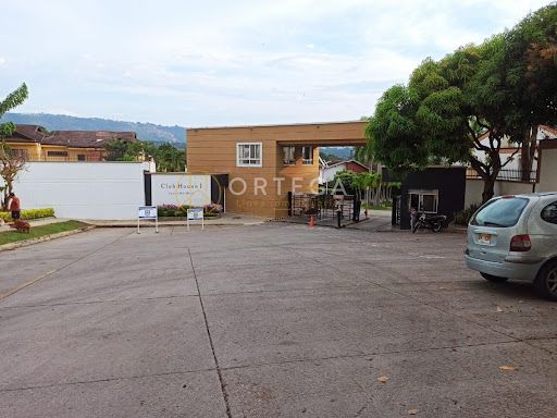 Casa en venta Santander Floridablanca Urbanizacion Club House I 330 m2 Habitaciones 3 Baños 4 Garajes 3 Precio $1200000000