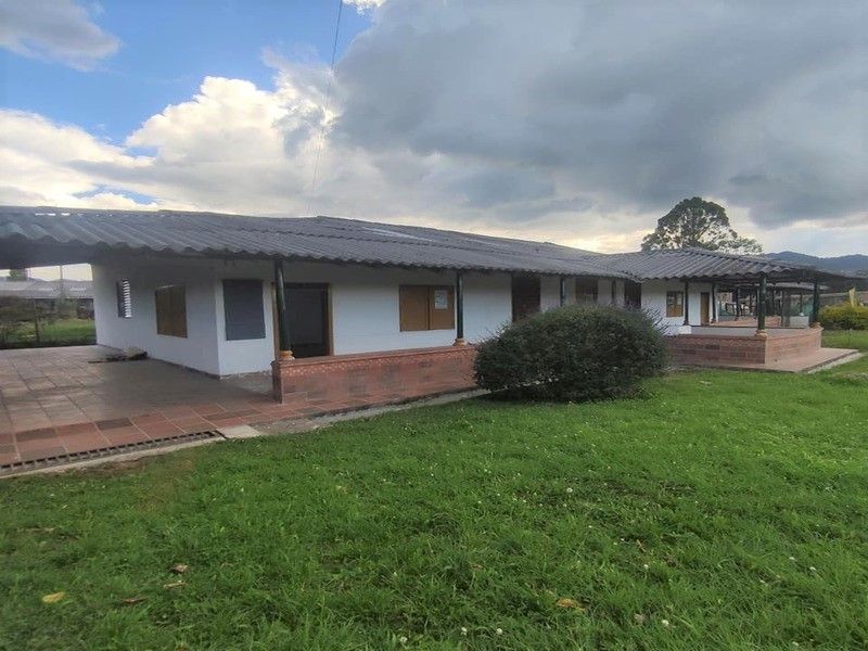 Casa en arriendo Antioquia La Ceja La Ceja 300 m2 Habitaciones 13 Baños 19 Garajes 1 Precio $10000000