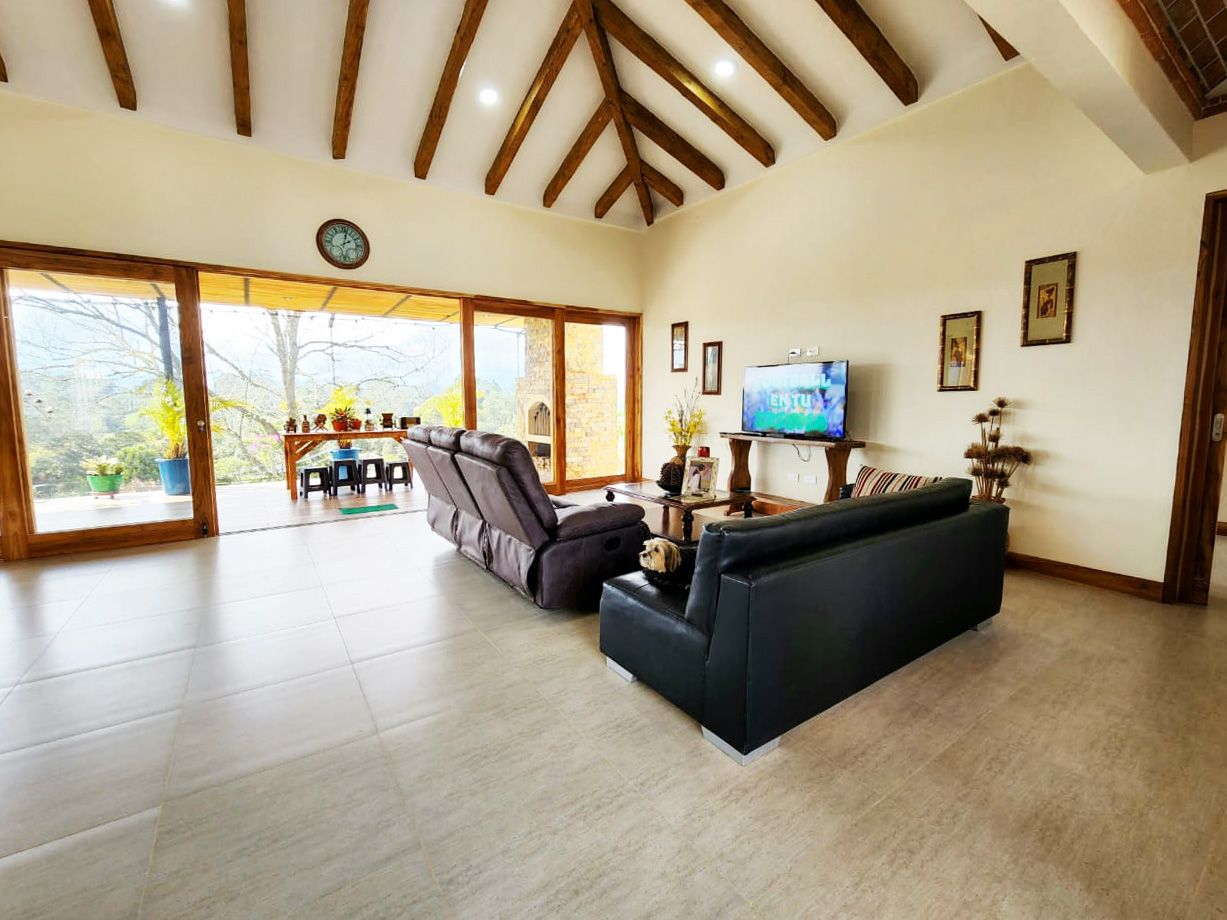Casa en venta Antioquia El Carmen De Viboral El Carmen De Viboral 310 m2 Habitaciones 3 Baños 6 Garajes 3 Precio $2040000000