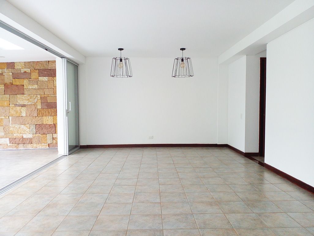 Casa en arriendo o venta Antioquia Envigado Loma Del Atravesado 200 m2 Habitaciones 3 Baños 4 Garajes 3 Precio venta $1210000000 Precio arriendo $9600000