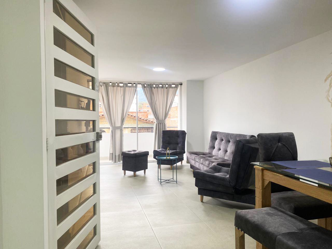 Apartamento en arriendo Antioquia Envigado Zona Centro 112 m2 Habitaciones 3 Baños 2 Garajes 2 Precio $6100000