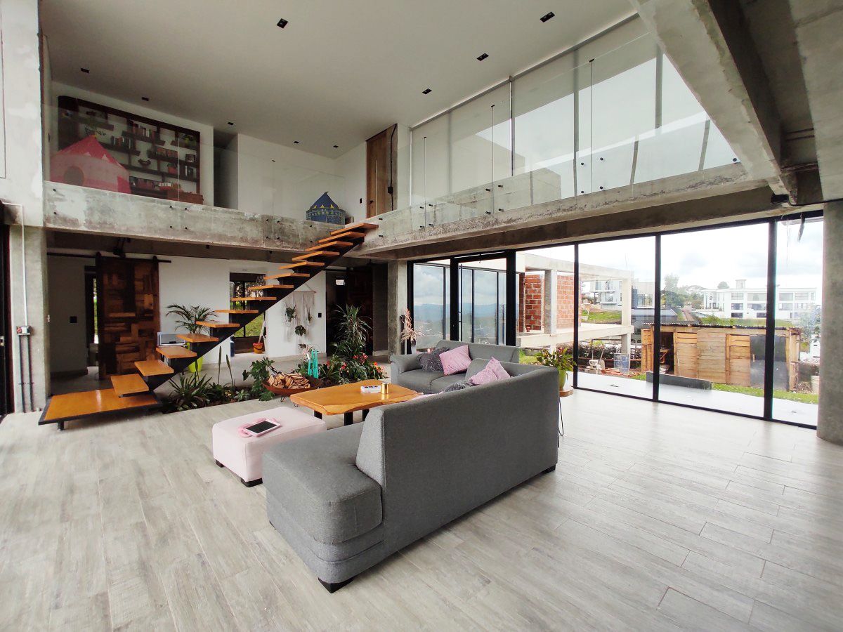 Casa en arriendo o venta Antioquia Envigado Envigado 260 m2 Habitaciones 3 Baños 4 Garajes 8 Precio venta $1960000000 Precio arriendo $13500000