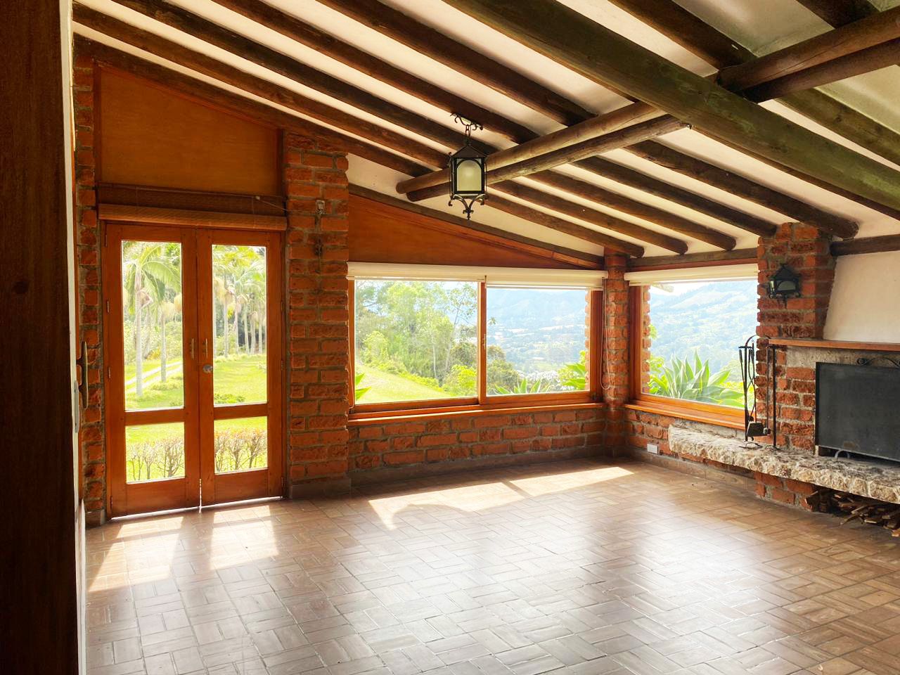 Casa en arriendo Antioquia La Ceja Centro 300 m2 Habitaciones 4 Baños 6 Garajes 7 Precio $12500000