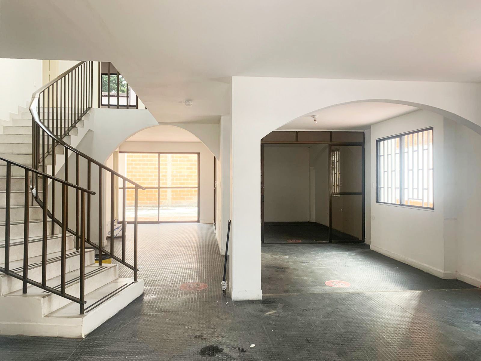 Oficina en arriendo Antioquia Envigado San Marcos 300 m2 Habitaciones 0 Baños 4 Garajes 9 Precio $8800000