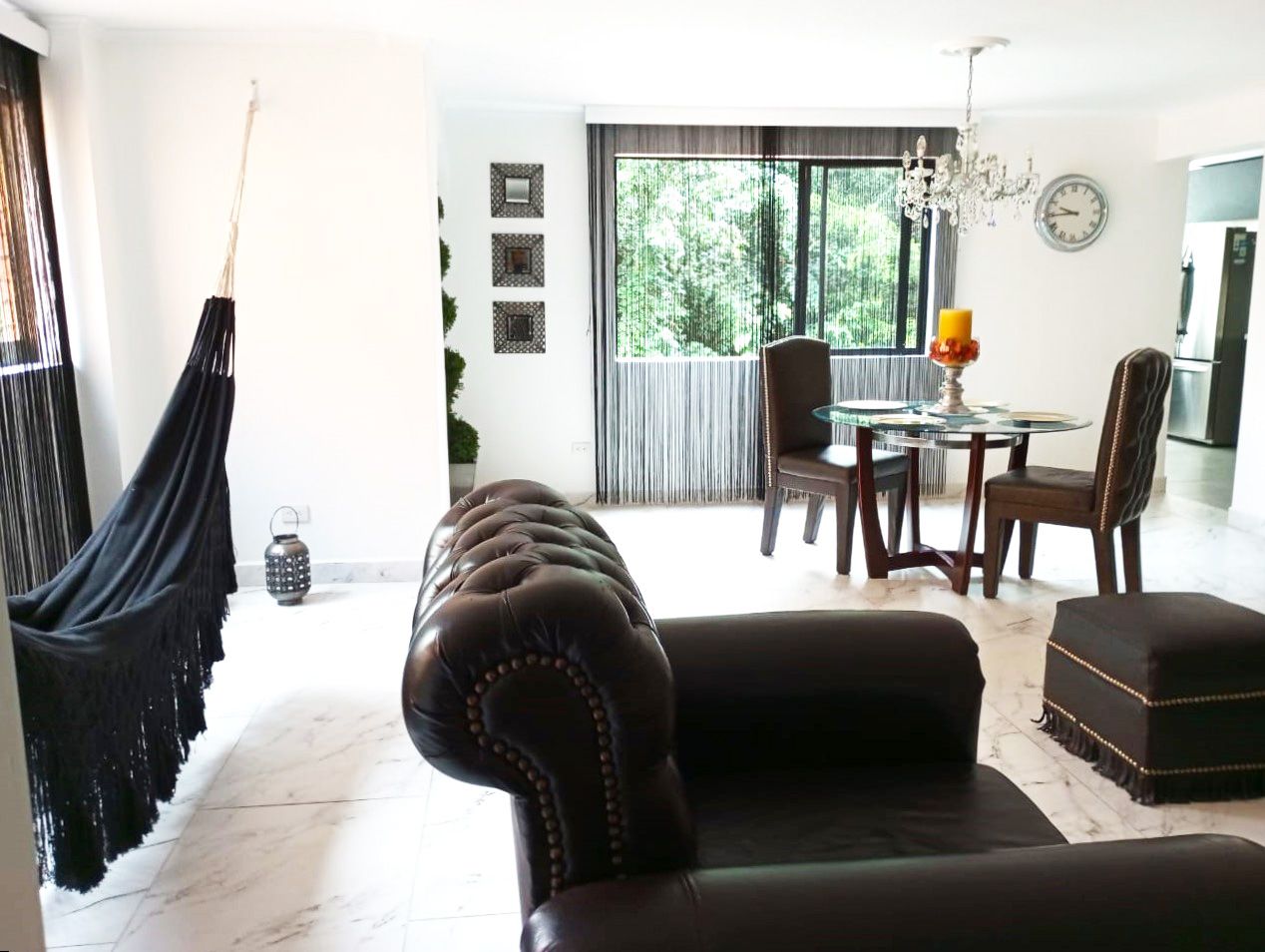 Apartamento en arriendo Antioquia Medellín Los Naranjos 150 m2 Habitaciones 3 Baños 2 Garajes 2 Precio $6300000