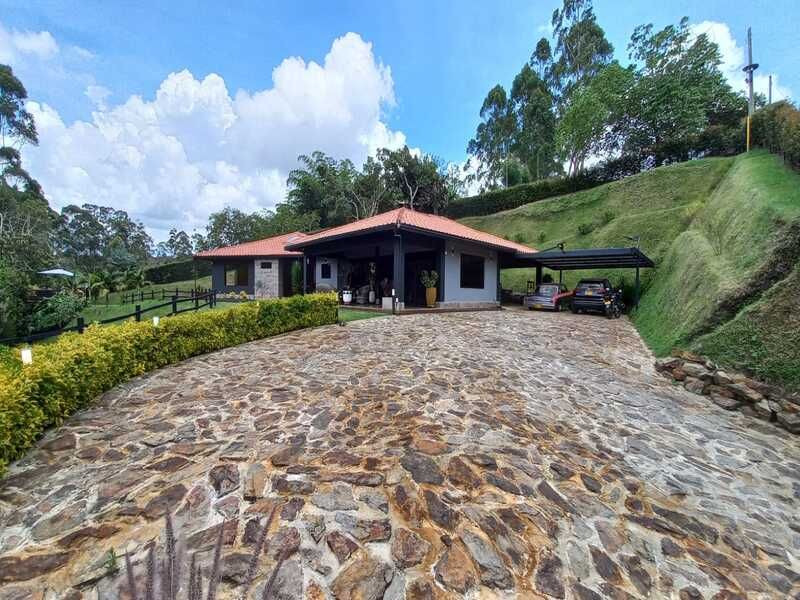 Finca en venta Antioquia Rionegro El Porvenir 380 m2 Habitaciones 3 Baños 8 Garajes 14 Precio $2500000000