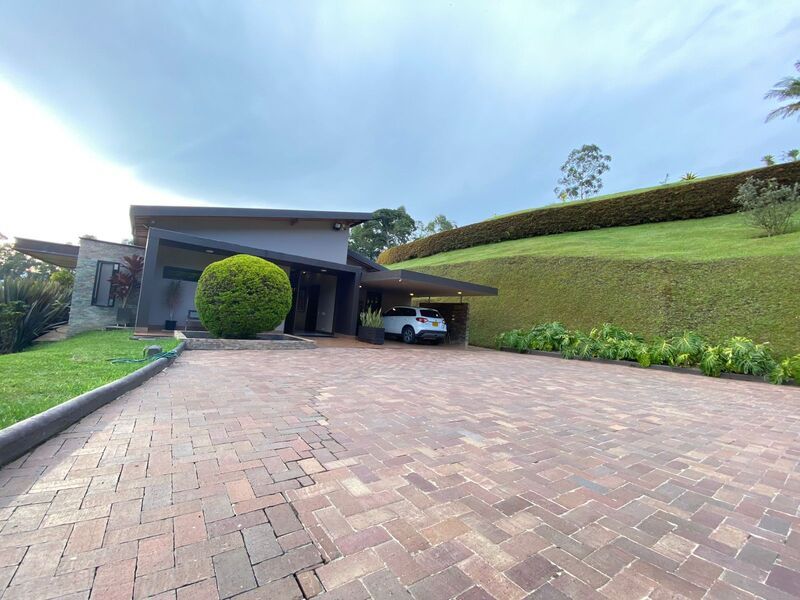 Finca en venta Antioquia Rionegro El Porvenir 380 m2 Habitaciones 3 Baños 8 Garajes 5 Precio $2400000000