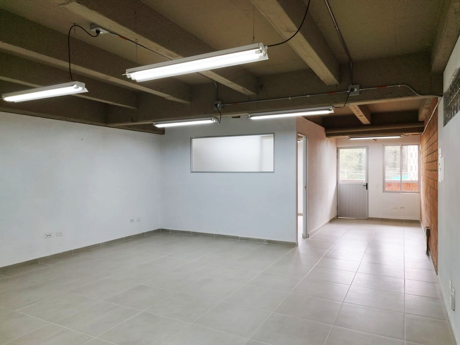 Oficina en arriendo o venta Antioquia Rionegro Cuatro Esquinas 88 m2 Habitaciones 0 Baños 0 Garajes 2 Precio venta $340000000 Precio arriendo $2600000