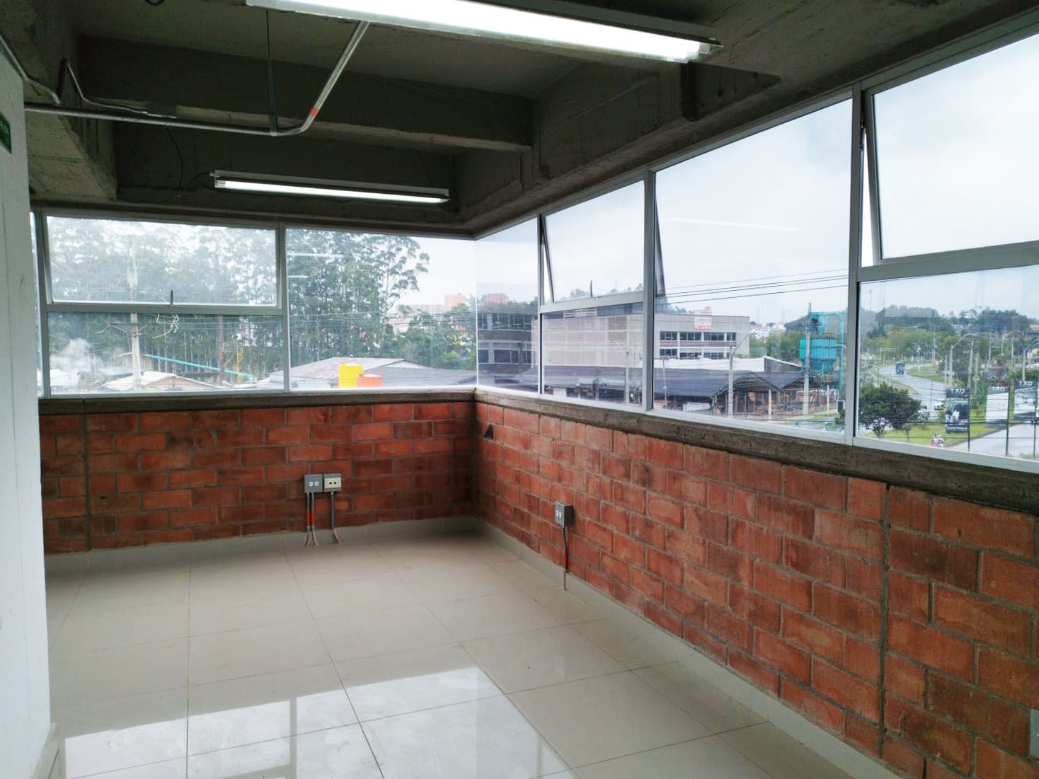 Oficina en arriendo o venta Antioquia Rionegro Cuatro Esquinas 80 m2 Habitaciones 0 Baños 0 Garajes 2 Precio venta $310000000 Precio arriendo $2500000