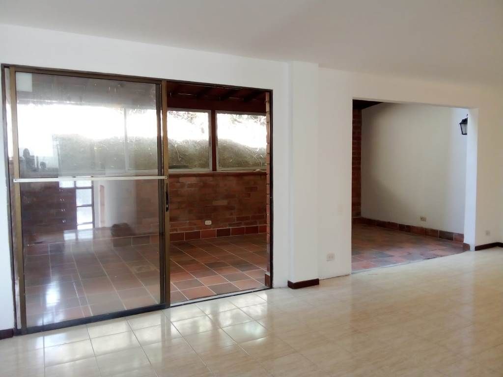 Casa en arriendo Antioquia Medellín Villanueva 200 m2 Habitaciones 4 Baños 6 Garajes 3 Precio $7800000