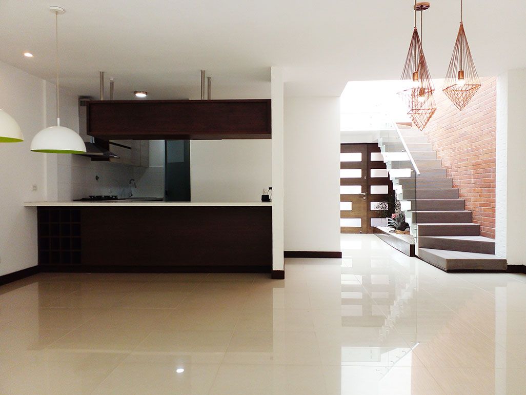 Casa en arriendo o venta Antioquia Envigado Zúñiga 220 m2 Habitaciones 3 Baños 6 Garajes 5 Precio venta $1370000000 Precio arriendo $8800000