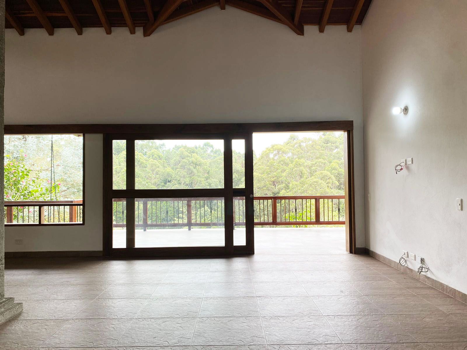 Casa en arriendo o venta Antioquia Rionegro Rionegro 257 m2 Habitaciones 3 Baños 4 Garajes 4 Precio venta $2650000000 Precio arriendo $9850000