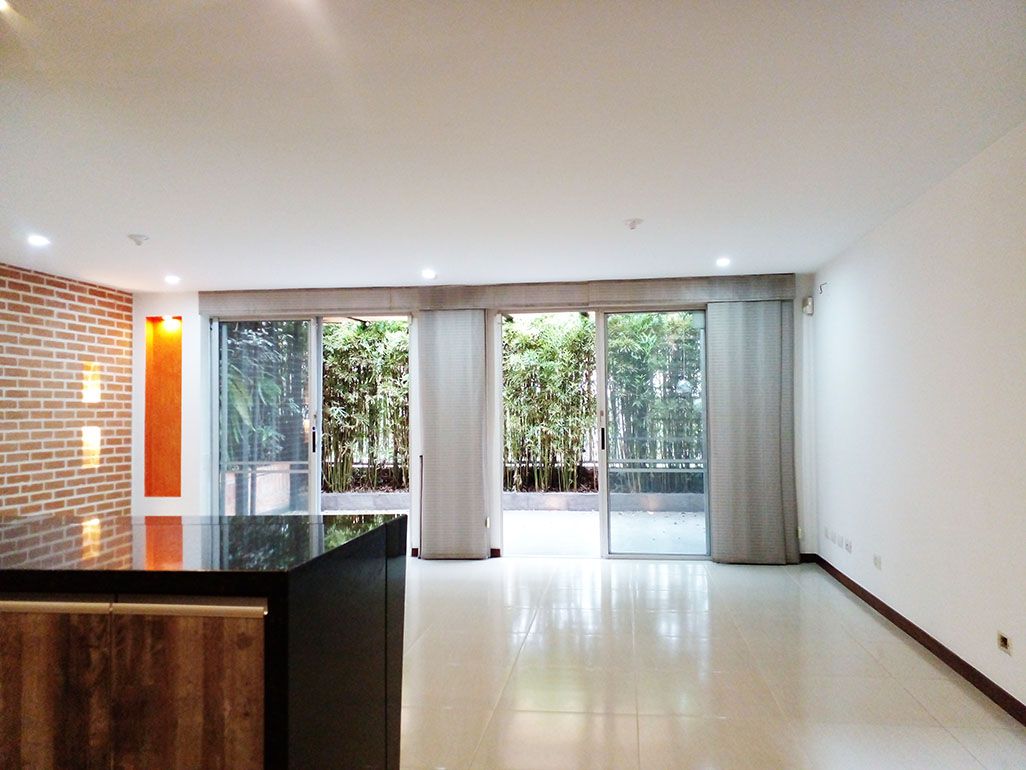 Casa en arriendo o venta Antioquia Envigado La Abadia 205 m2 Habitaciones 3 Baños 4 Garajes 3 Precio venta $1200000000 Precio arriendo $8800000