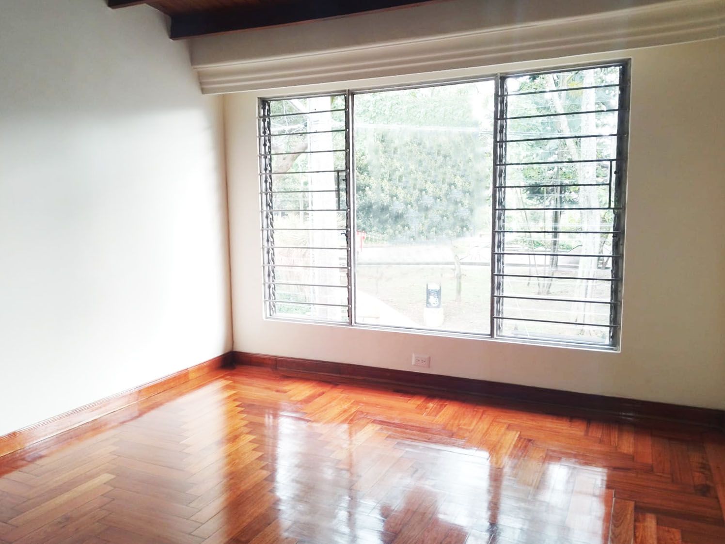 Oficina en arriendo Antioquia Medellín Campo Amor 200 m2 Habitaciones 0 Baños 2 Garajes 3 Precio $5500000