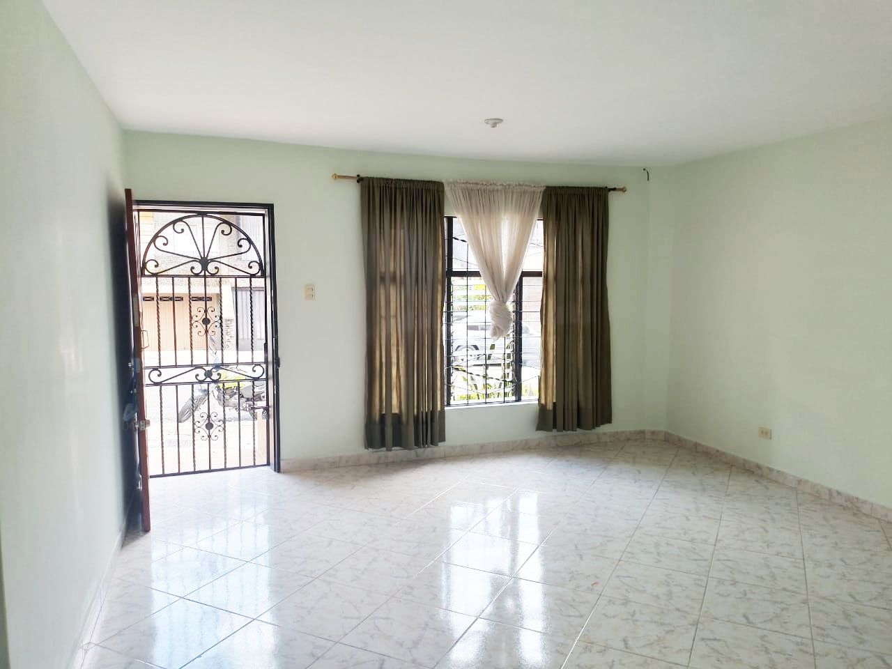 Casa en arriendo Antioquia Medellín La Castellana 135 m2 Habitaciones 3 Baños 4 Garajes 1 Precio $3600000