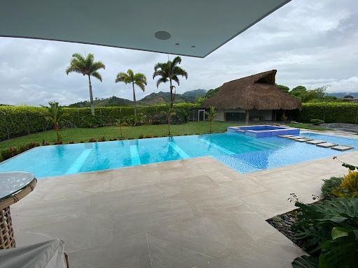 Casa en venta Risaralda Pereira Santa Teresita 560 m2 Habitaciones 3 Baños 6 Garajes 10 Precio $2000000000