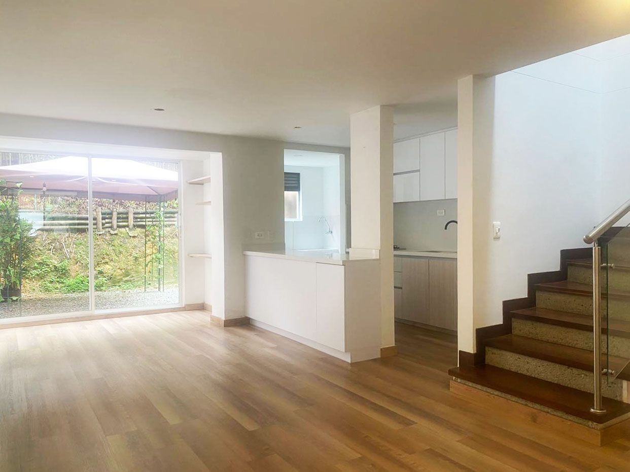 Casa en arriendo o venta Antioquia Envigado El Esmeraldal 145 m2 Habitaciones 3 Baños 6 Garajes 5 Precio venta $855000000 Precio arriendo $7200000