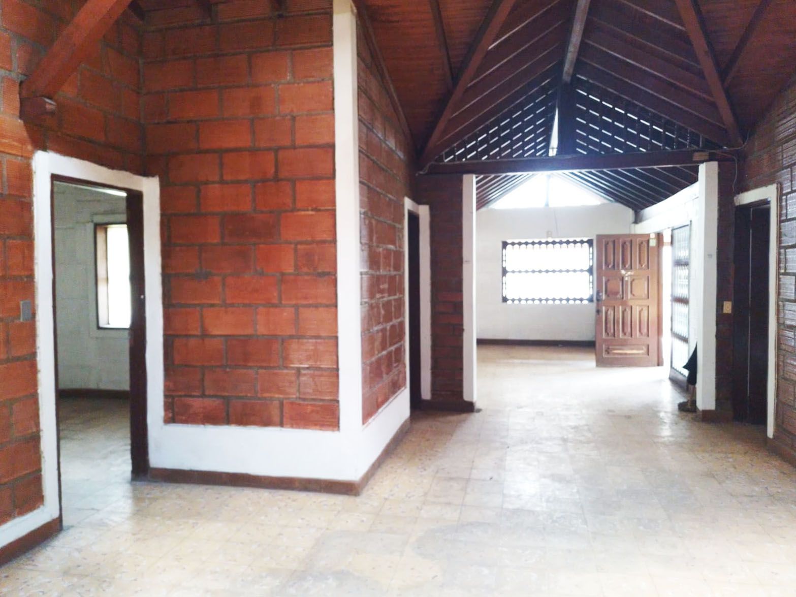 Oficina en arriendo Antioquia La Estrella Ancón San Martín 290 m2 Habitaciones 0 Baños 2 Garajes 5 Precio $7000000